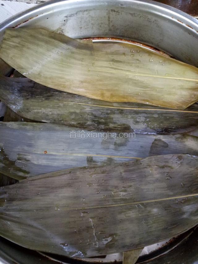 然后锅里加水把蒸梯放上面，把剩下的粽叶铺到蒸梯上。