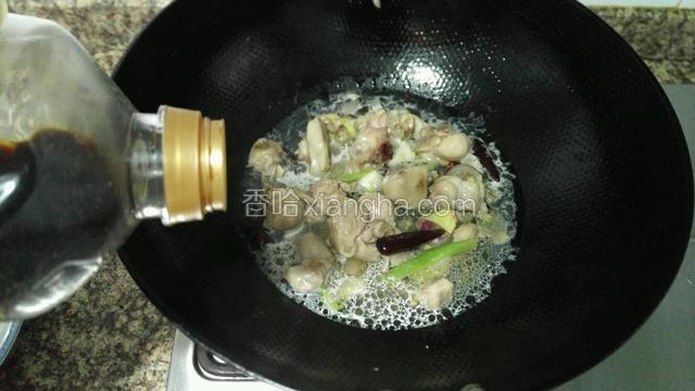 加入清水、生抽、糖煮开。