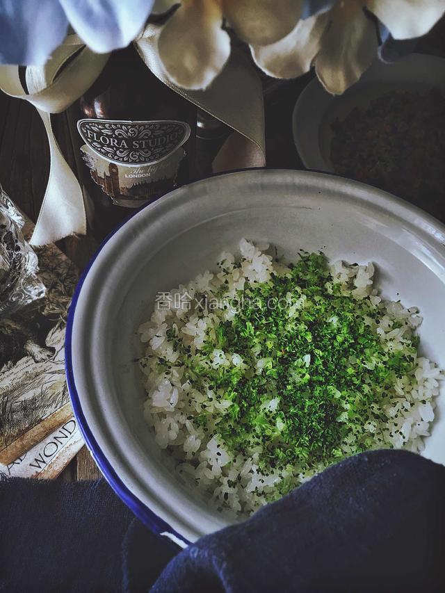 取三分之一 放入米饭中一起蒸一会(为了蒸熟西兰花碎 顺便热一热饭)