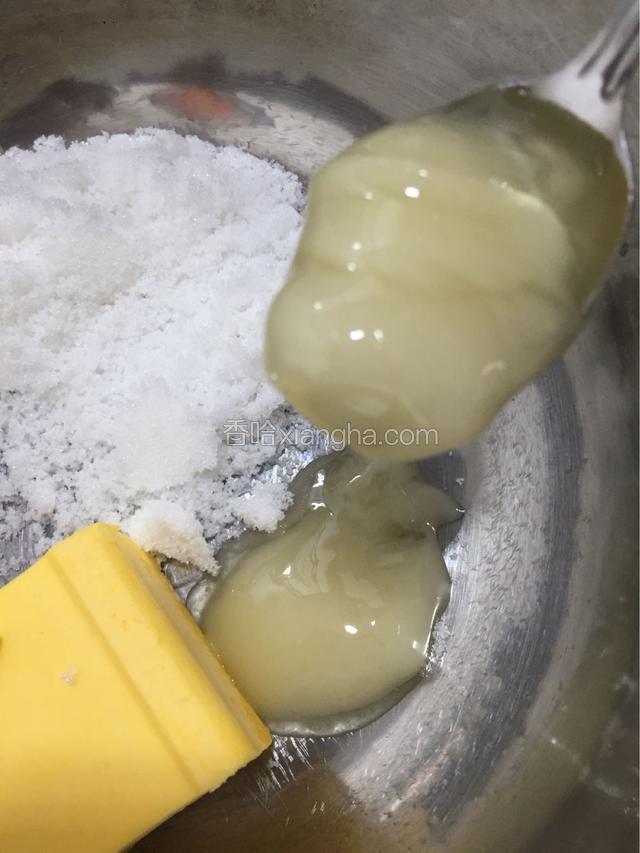 先将黄油白糖蜂蜜放入无水无油的盆中