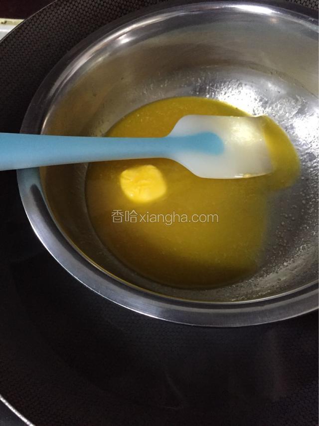 将放好后的黄油白糖蜂蜜隔水溶化