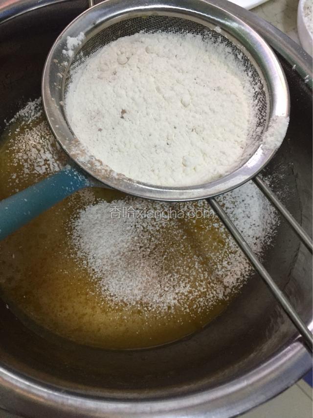 筛入面粉和可可粉
