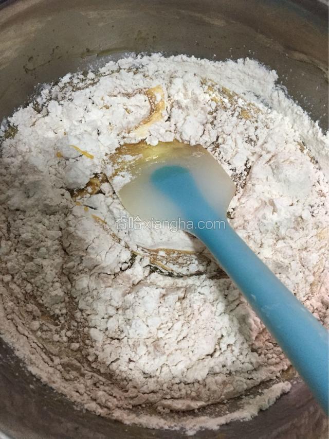 将面粉与液体搅拌均匀