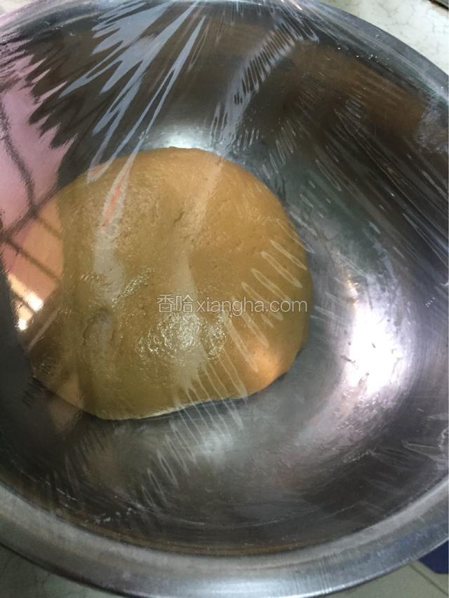 盖上保鲜膜放入冰箱冷藏半小时