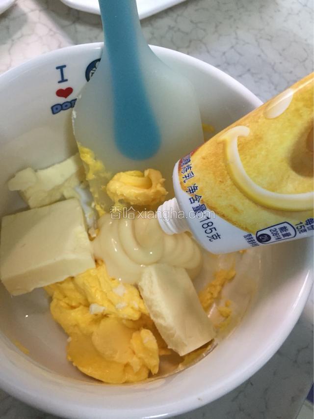 再次取黄油30g奶酪两块炼乳两勺放入碗中