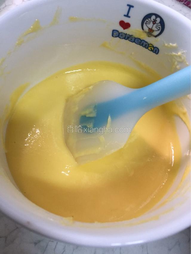 将黄油奶酪炼乳搅拌均匀