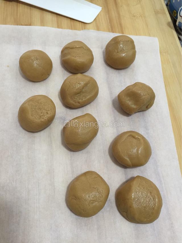 半小时后取出面团 分成大小相同的小面团