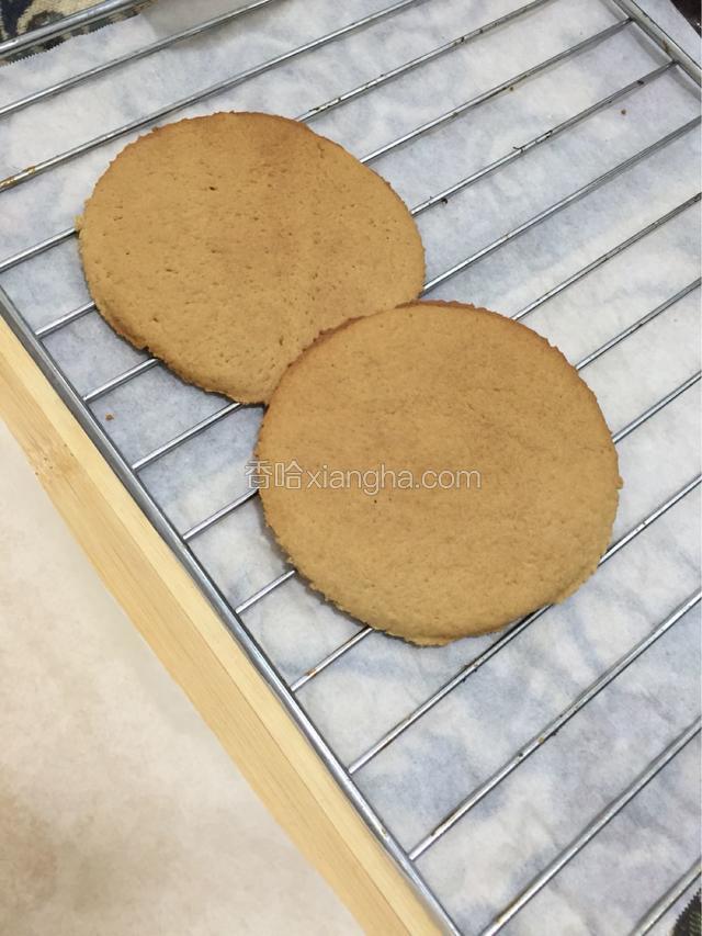 取出面皮放入烤网中自然晾凉 以此类推将所有面皮烤完