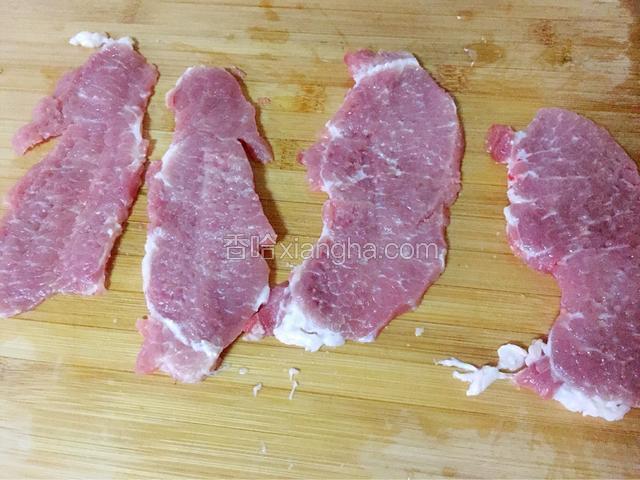 用肉锤敲打拍松