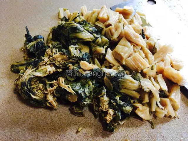 梅菜挤干水分切碎