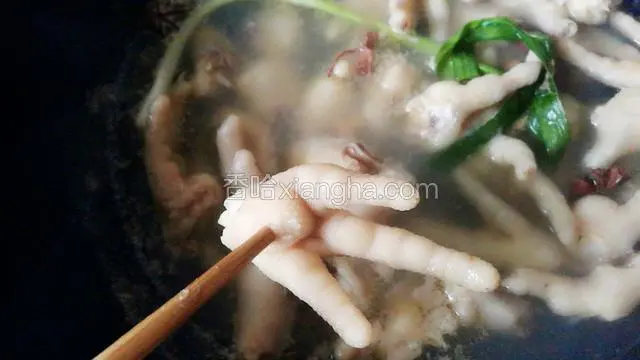 用筷子戳鸡脚心位置，能戳动就赶紧关火。