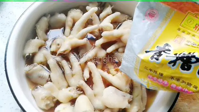 倒掉冷开水，倒入香糟卤。