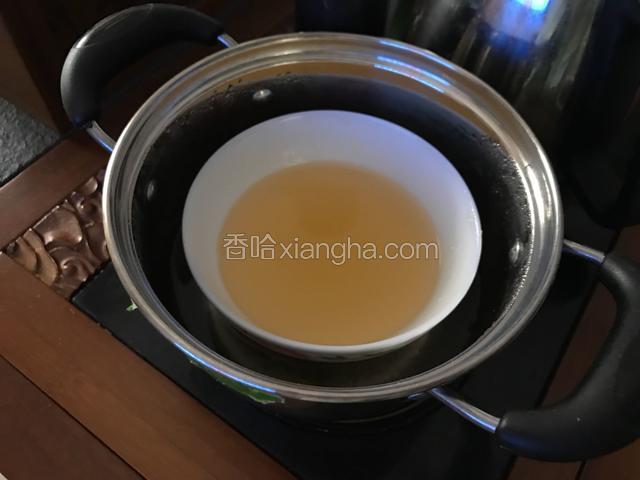 把橙味水果橡皮糖和80g凉开水隔水蒸至橡皮糖融化完全。