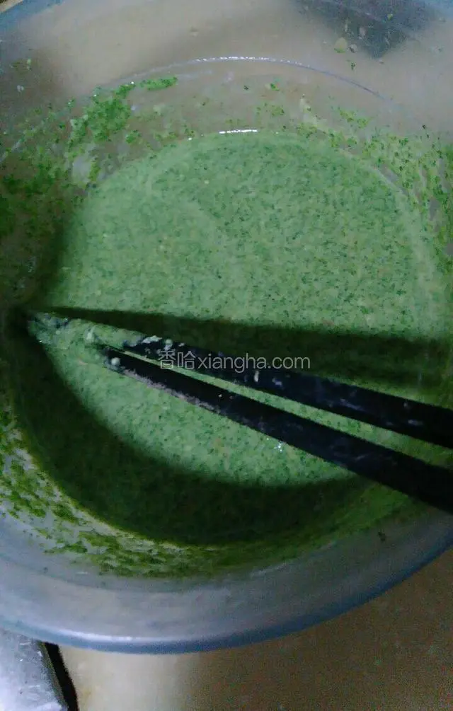 碗里放入面粉加鸡蛋一个，倒入搅拌好的菠菜沫。一起搅成稀糊状。