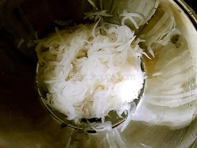 出水后，再多揉揉，再把水挤掉，放入盆中备用。