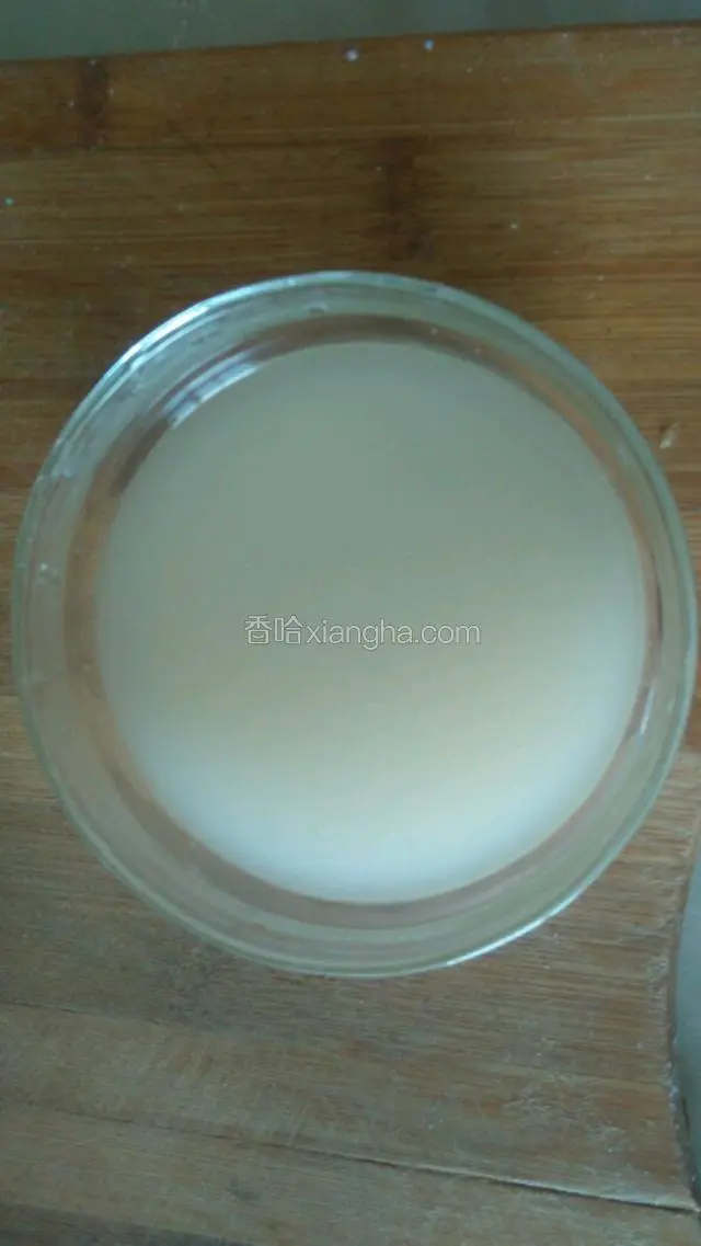 把酵母放入碗里，用三十度水温化开，静止五分钟