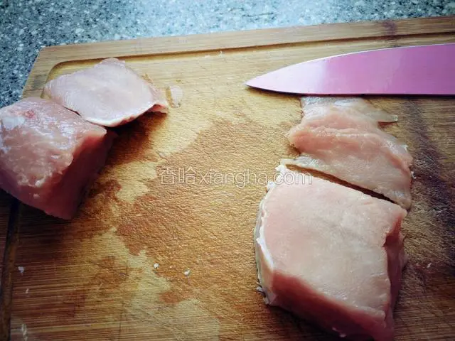 瘦猪肉切丝。