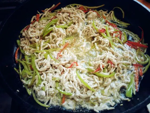 放肉丝快速炒散。