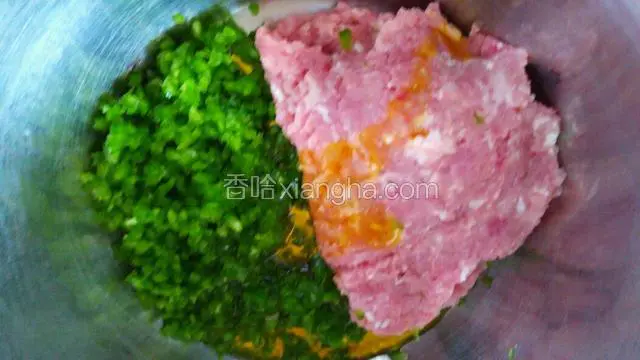 青椒和肉放入盆里，加入食用油