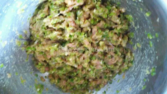 加入两小勺生抽搅拌均匀