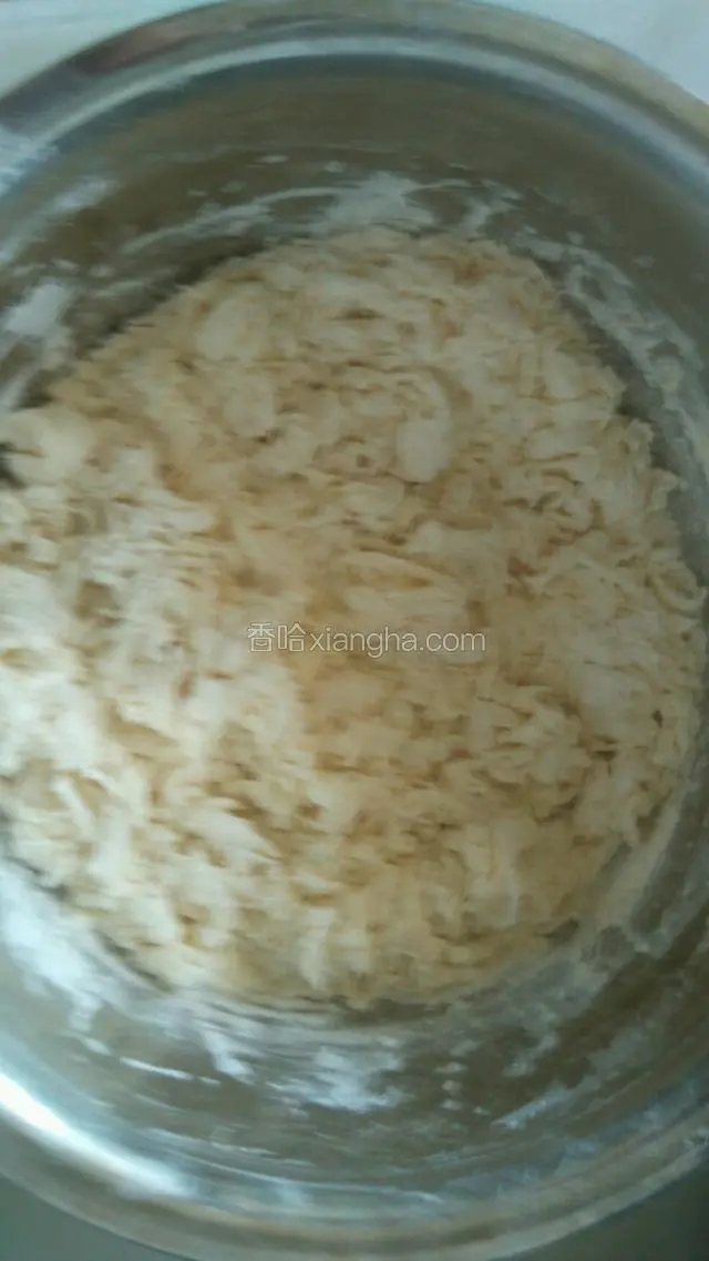 盆里放入面粉，白糖，泡打粉，倒入酵母水，放入温水和面