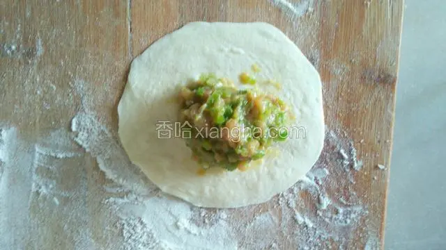 饼皮放上青椒肉馅