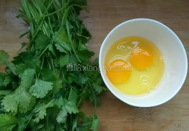 香菜洗净，两个鸡蛋打入碗里。
