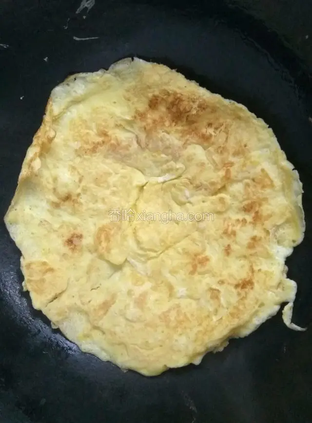 把鸡蛋拌匀后入锅摊成饼。
