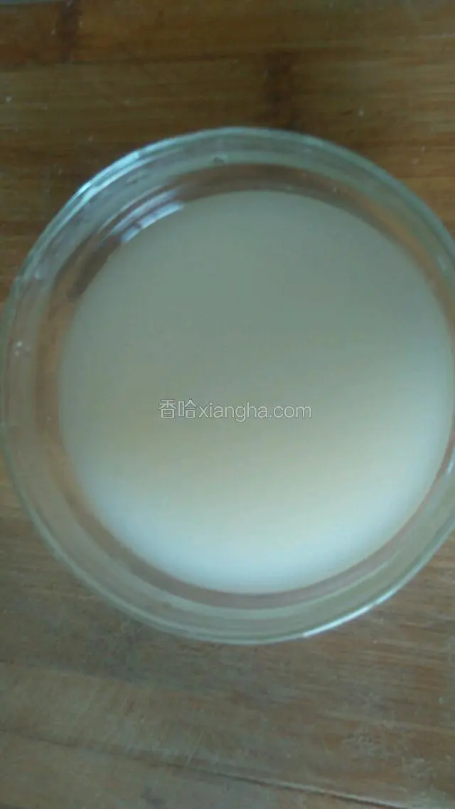 酵母放入碗里，用温水化开，静止五分钟