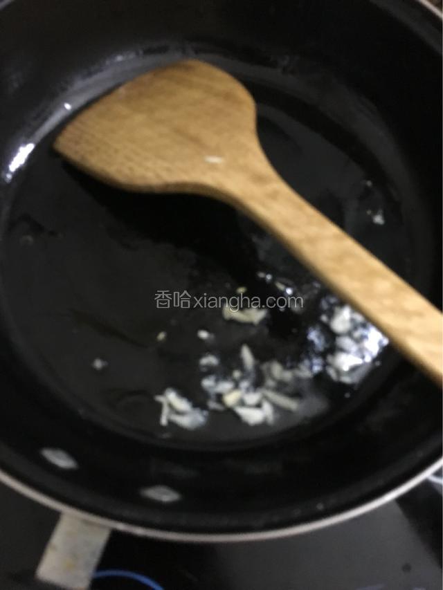 起油锅烧热加入蒜头