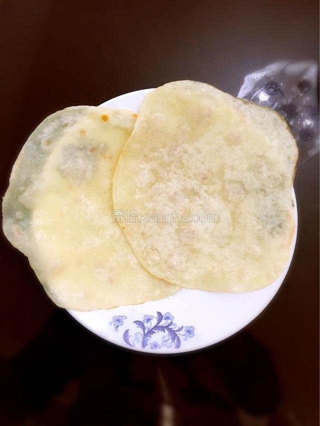 趁热把两张饼揭开（一张变两张）