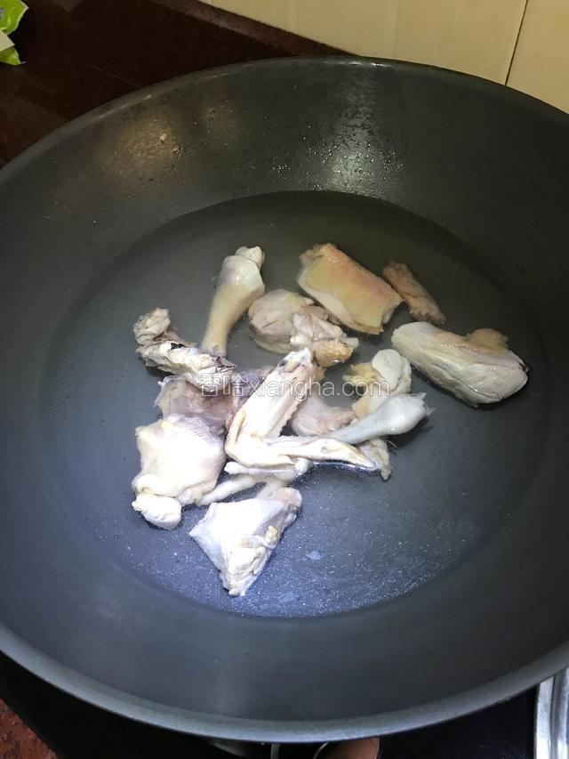 重新倒一锅适量清水，放入鸡肉。