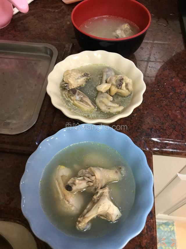 肉和汤分别装碗。接下来煮挂面。