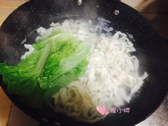 面条快熟的时候最后加入生菜过下水，生菜是家里现成的，也可以加小青菜菠菜随自己喜欢，也可以不加