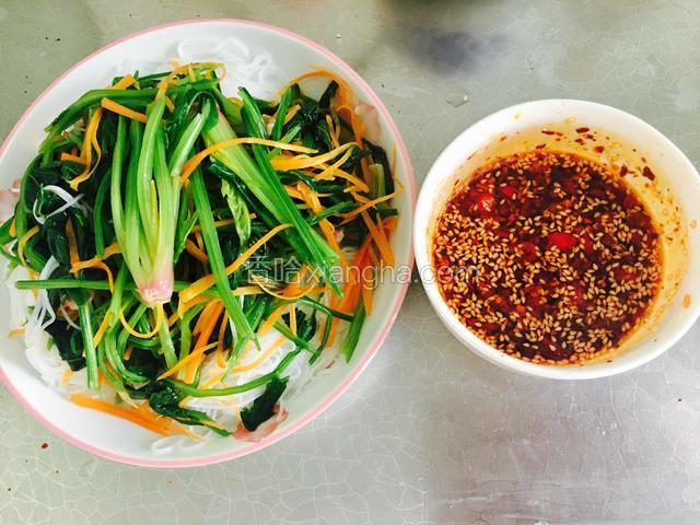 料汁调好后，浇在菠菜粉丝上面拌匀就可以吃啦！