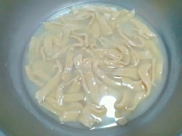 约5分钟后，面条变色并浮起，表明已煮熟。