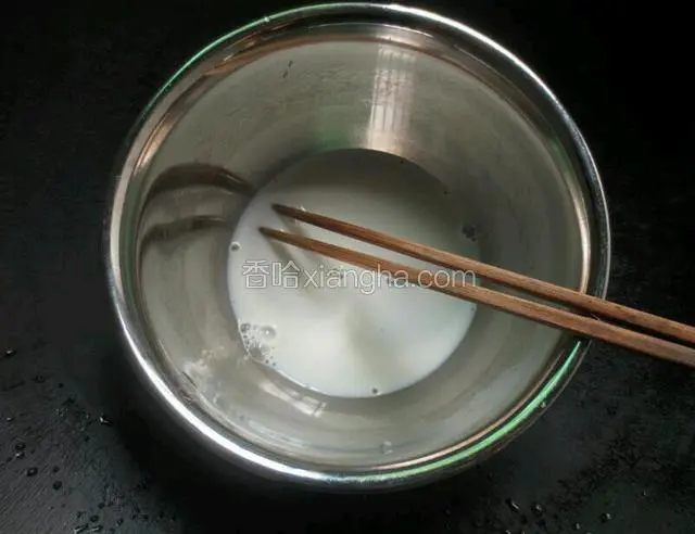 牛奶里加入白糖隔水搅拌至白糖融化。