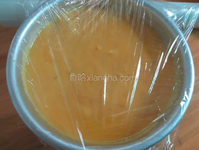 倒入剩下的慕斯糊，用保鲜膜连同模具底部一起包好，送入冰箱冷藏3小时。