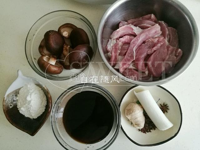 准备好所需食材 猪腿肉切成条状