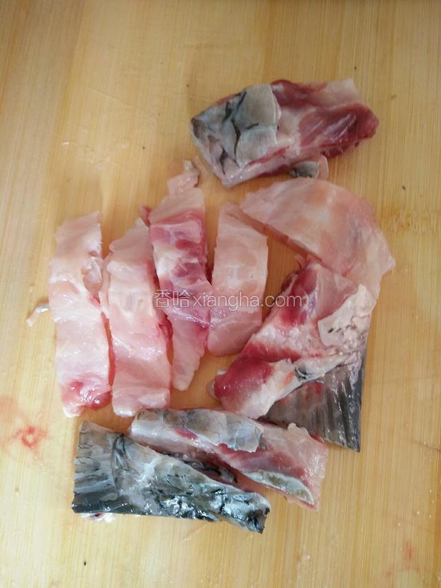 鱼骨一根剁块待用