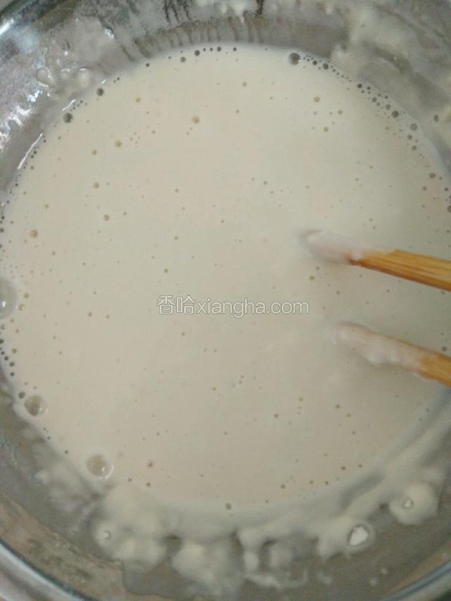 加冷水搅匀，稠度适中就行！汤匙能舀起来。