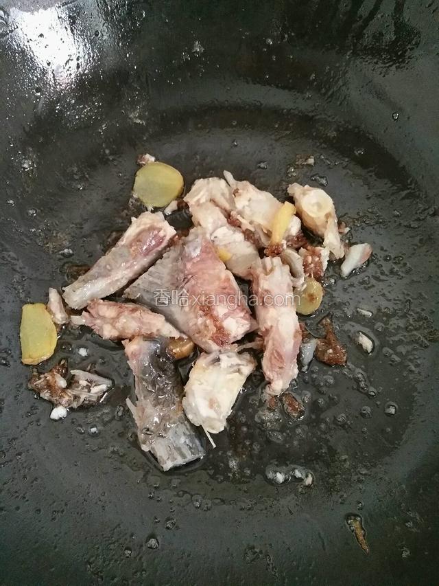 鱼骨入锅煸炒加料酒