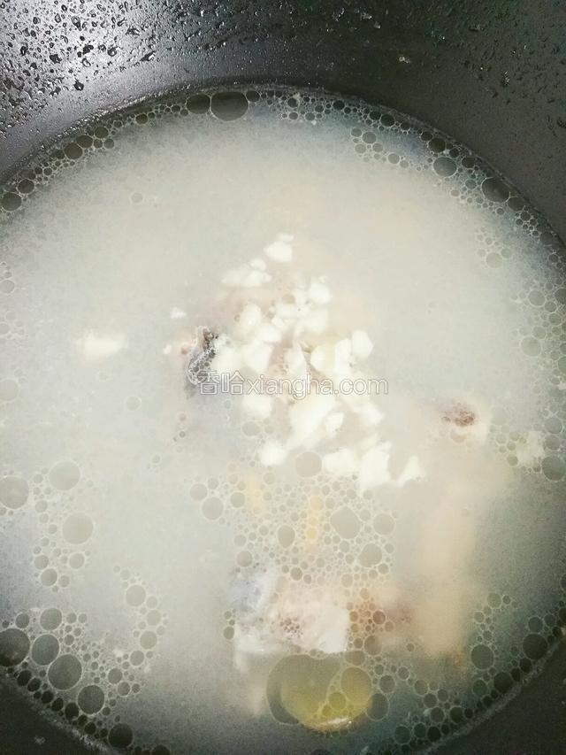倒入熬煮好的鱼汤内提香