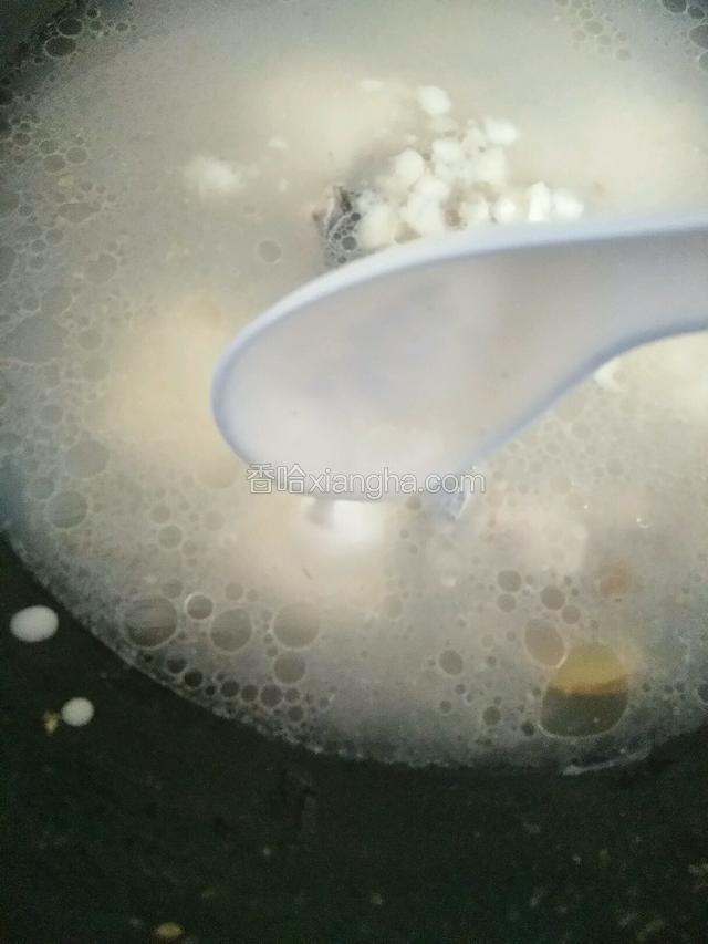 和好的面粉用勺子舀到锅里用小火凝固。