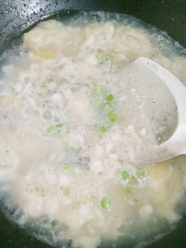 舀完全部面粉豌豆米倒入锅内一起煮熟，再加入适量盐、味极鲜和少许白糖。