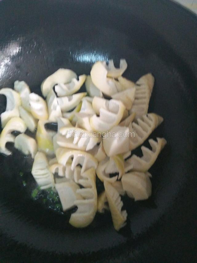 油烧热，葱姜爆香，放入竹笋翻炒两分钟