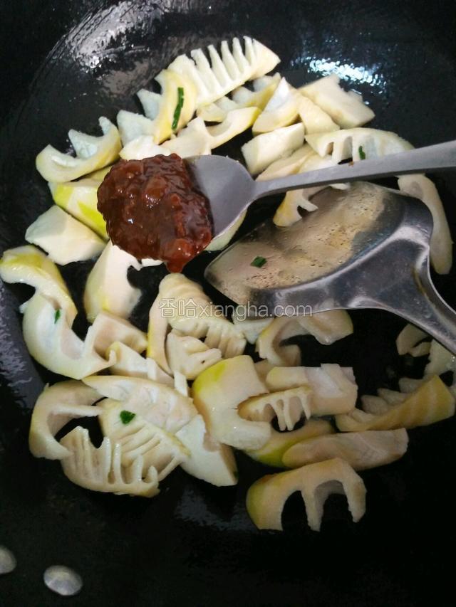 放入一勺黄豆酱，一勺耗油，白糖翻炒入味