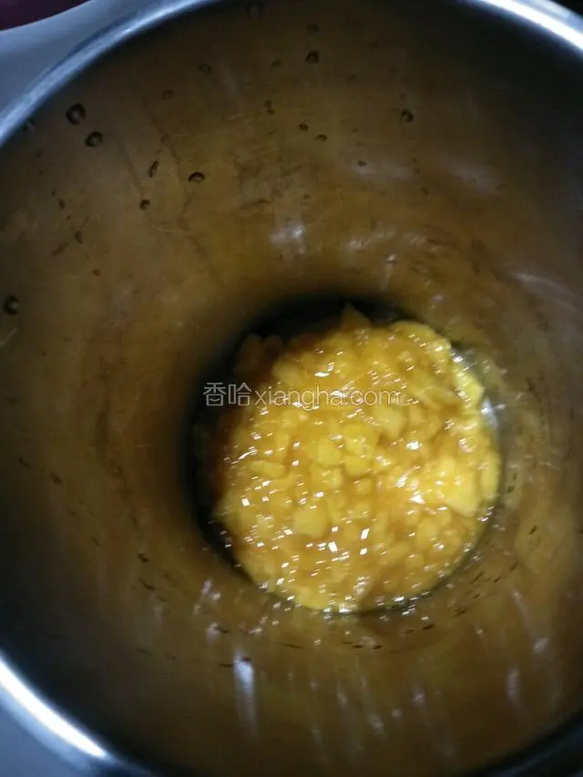 把芒果肉倒入豆浆机