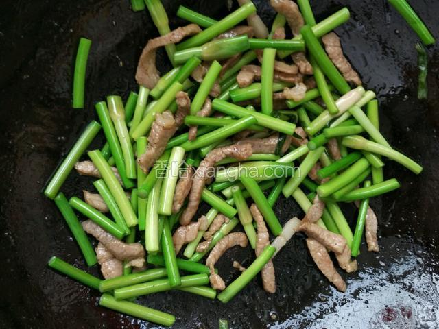 肉9成熟放入蒜苔炒熟，调入少量盐调味