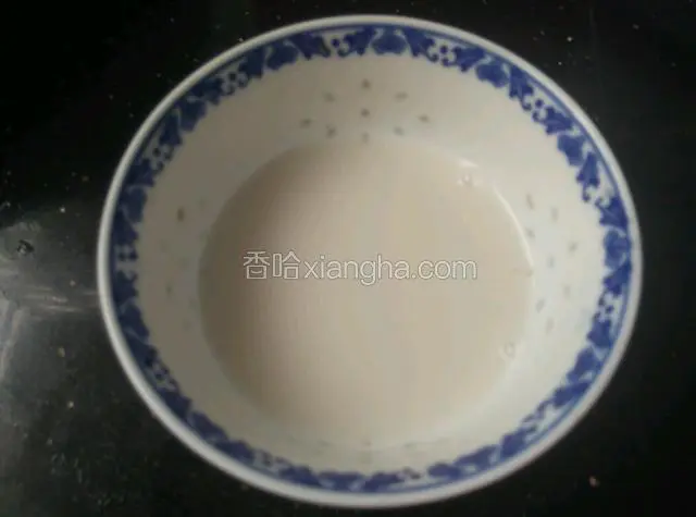 准备小半碗水淀粉。